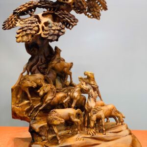 Bát Ma đứng tùng gỗ hương