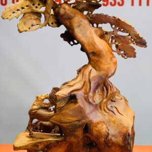 Bát Ma đứng tùng gỗ hương