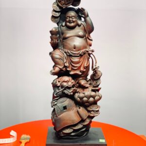 Di Lặc đứng nghê trắc.