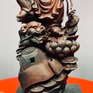 Di Lặc đứng nghê trắc.