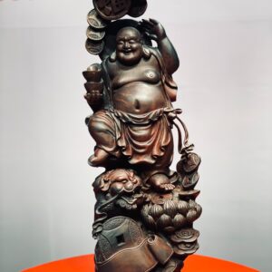 Di Lặc đứng nghê trắc.