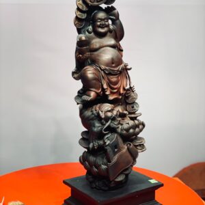 Di Lặc đứng nghê trắc.