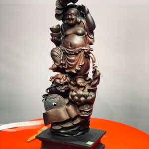 Di Lặc đứng nghê trắc.