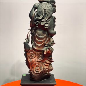 Di Lặc đứng nghê trắc.