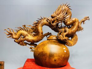 Rồng trấn chum gỗ hương ta.