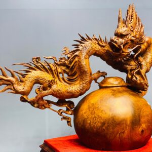 Rồng trấn chum gỗ hương ta.