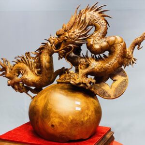 Rồng trấn chum gỗ hương ta.