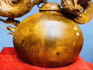 Rồng trấn chum gỗ hương ta.