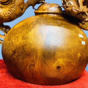 Rồng trấn chum gỗ hương ta.
