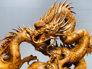 Rồng trấn chum gỗ hương ta.