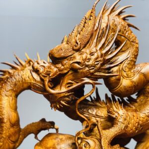 Rồng trấn chum gỗ hương ta.