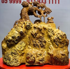 Ông thọ ngồi tùng nu hương