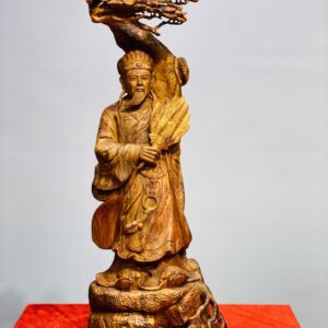 Khổng Minh đứng tùng gỗ sưa.