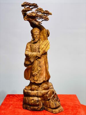Khổng Minh đứng tùng gỗ sưa.