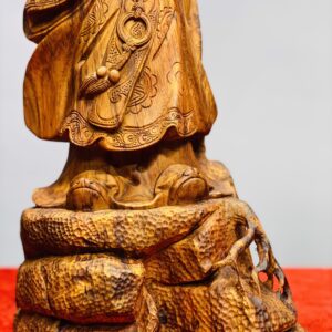 Khổng Minh đứng tùng gỗ sưa.