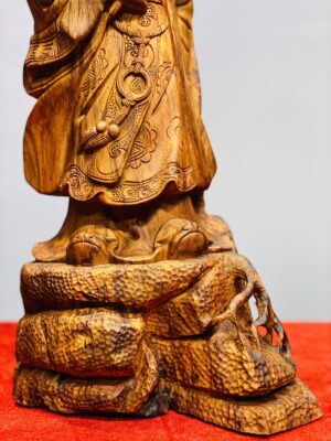 Khổng Minh đứng tùng gỗ sưa.