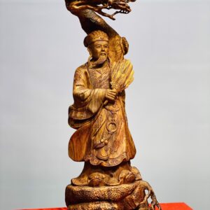 Khổng Minh đứng tùng gỗ sưa.
