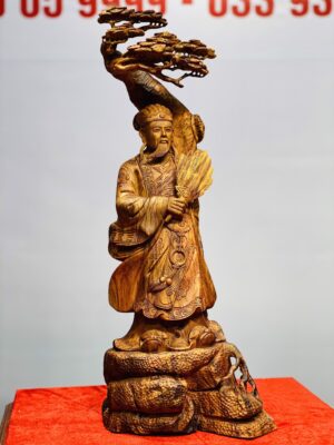 Khổng Minh đứng tùng gỗ sưa.