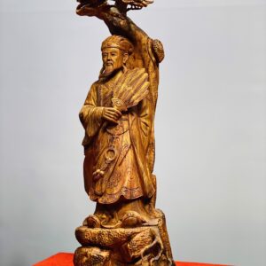 Khổng Minh đứng tùng gỗ sưa.