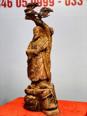 Khổng Minh đứng tùng gỗ sưa.