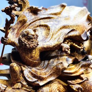 Đạt Ma múa võ song long gỗ nu hương.