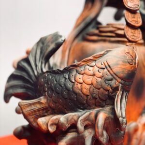 Song ngư chấn chum tiền gỗ trắc.