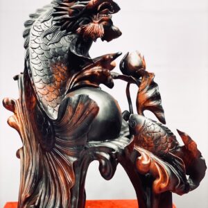 Cá chép hóa rồng gỗ trắc.