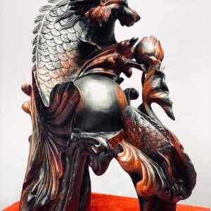 Cá chép hóa rồng gỗ trắc.