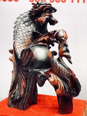 Cá chép hóa rồng gỗ trắc.