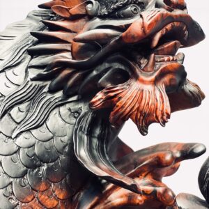 Cá chép hóa rồng gỗ trắc.