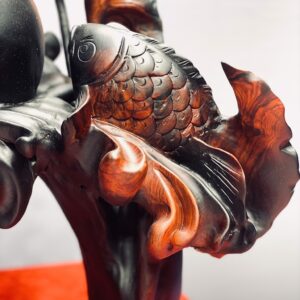 Cá chép hóa rồng gỗ trắc.