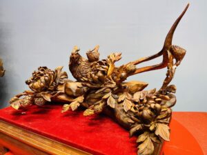 Chim trĩ hoa phù dung gỗ sưa.