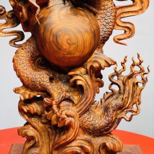 Rồng trấn ngọc gỗ sưa.