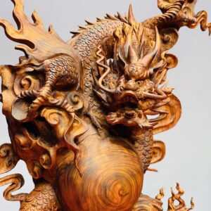 Rồng trấn ngọc gỗ sưa.