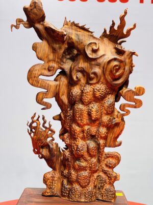 Rồng trấn ngọc gỗ sưa.