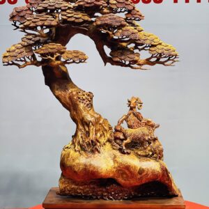 Tam dương đứng gốc tùng gỗ nu hương.