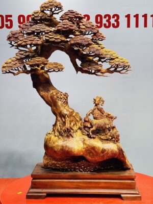 Tam dương đứng gốc tùng gỗ nu hương.