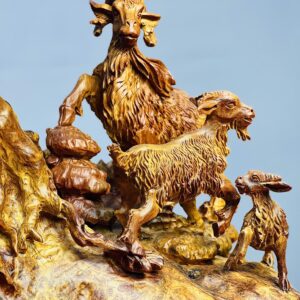 Tam dương đứng gốc tùng gỗ nu hương.