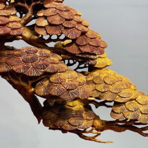 Tam dương đứng gốc tùng gỗ nu hương.