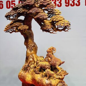 Tam dương đứng gốc tùng gỗ nu hương.