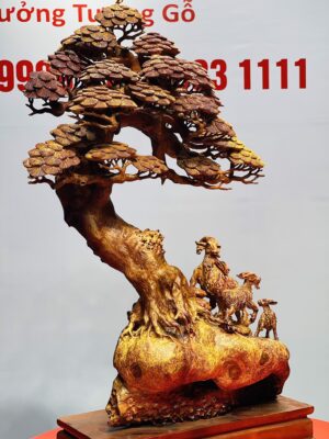 Tam dương đứng gốc tùng gỗ nu hương.