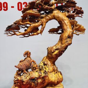 Tam dương đứng gốc tùng gỗ nu hương.
