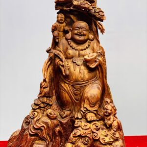 Di lặc nhị tiểu đứng tùng gỗ sưa.