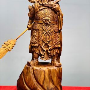 Quan Công xách đao gỗ sưa.