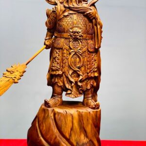 Quan Công xách đao gỗ sưa.