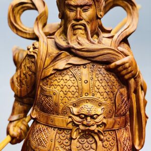 Quan Công xách đao gỗ sưa.