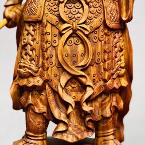 Quan Công xách đao gỗ sưa.