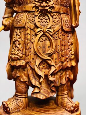Quan Công xách đao gỗ sưa.
