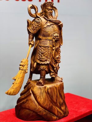 Quan Công xách đao gỗ sưa.