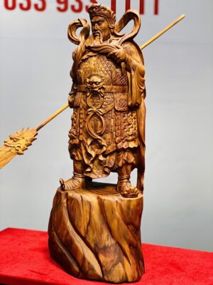 Quan Công xách đao gỗ sưa.
